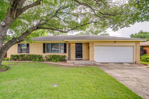 Photo of 4952 Stadium Drive, Fort Worth, TX 76133 (MLS # 21257623)
