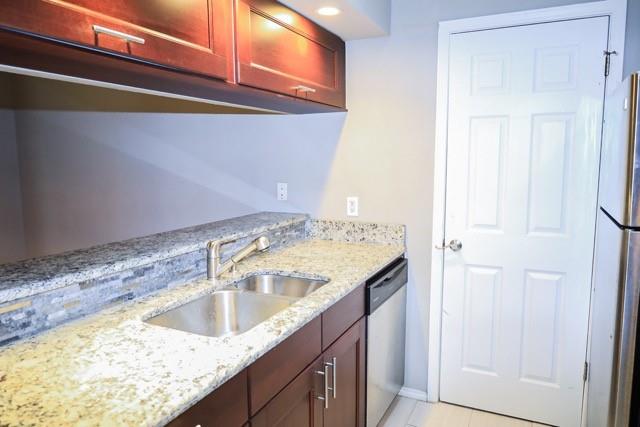 Oaks Montfort Ph 04 - Residential Lease