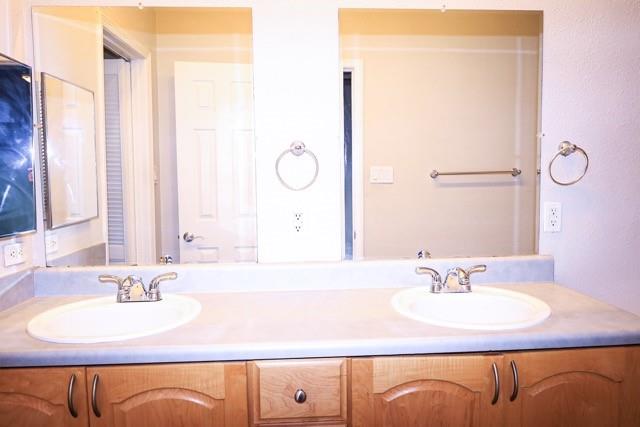 Oaks Montfort Ph 04 - Residential Lease