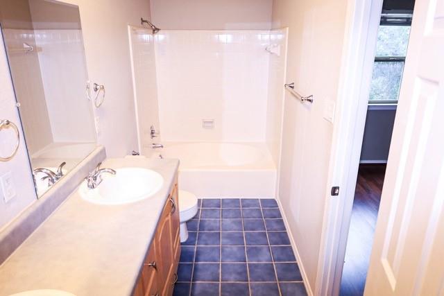 Oaks Montfort Ph 04 - Residential Lease