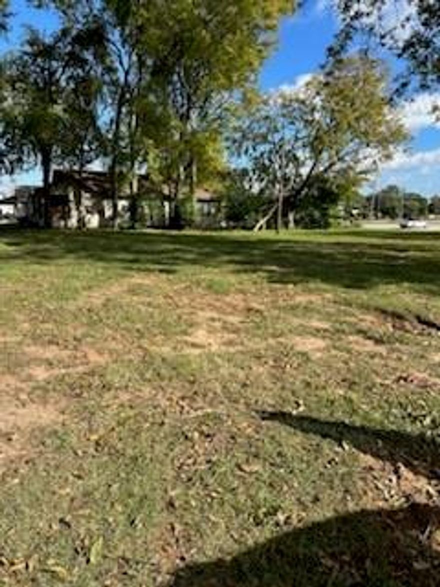 Don't miss out on this amazing piece of property in the East Bank District. One of the last prime pieces of property to left to build on. Close to I 20 right off the main strip of Barksdale Blvd. These lots are zoned B4.