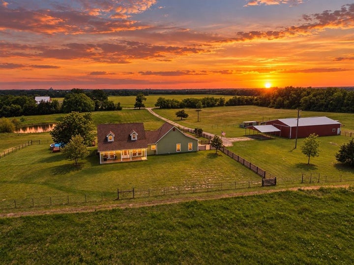 Photo 1 of 40 — 643 CR 2992, Windom, TX 75492