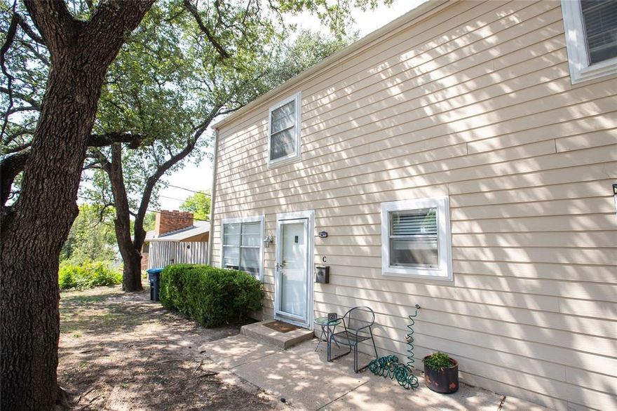Welcome to a charming home in the heart of Fort Worth! This spacious two-level unit offers 3 bedrooms and 3
bathrooms, featuring a spacious primary bedroom and an oversized living room perfect for entertaining or
relaxing. Enjoy comfortable living in a prime location close to top-rated restaurants, shopping, and all the
excitement of the Cultural District.