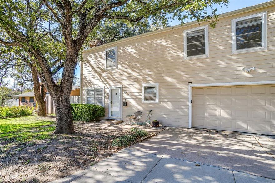 Welcome to a charming home in the heart of Fort Worth! This spacious two-level unit offers 3 bedrooms and 3
bathrooms, featuring a spacious primary bedroom and an oversized living room perfect for entertaining or
relaxing. Enjoy comfortable living in a prime location close to top-rated restaurants, shopping, and all the
excitement of the Cultural District.