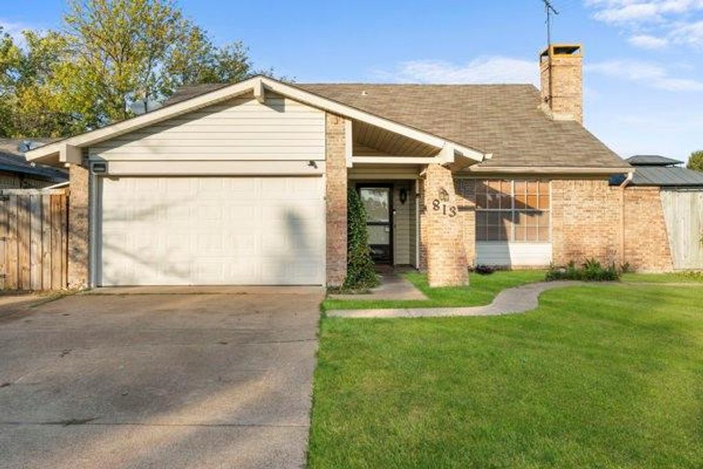 Photo of 813 Via Avenida, Mesquite, TX 75150 (MLS # 21227737)