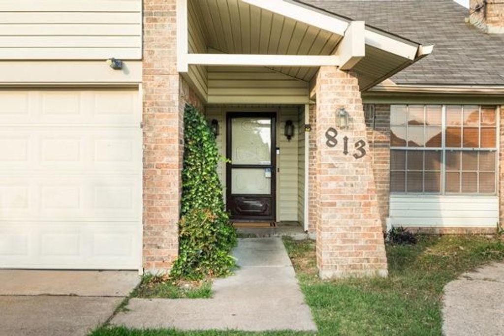 Photo of 813 Via Avenida, Mesquite, TX 75150 (MLS # 21227737)