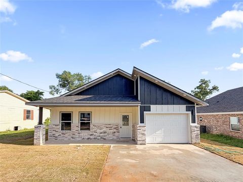 Photo of 1124 Jones Street, Greenville, TX 75401 (MLS # 21242762)