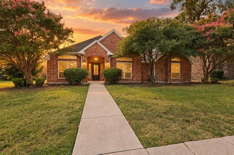 Photo of 812 Fall Drive, Allen, TX 75002 (MLS # 21375883)