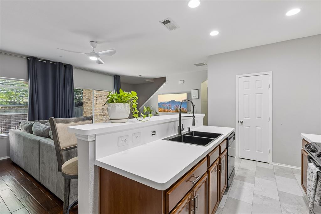 The Cascades At The Legends Ph - Residential