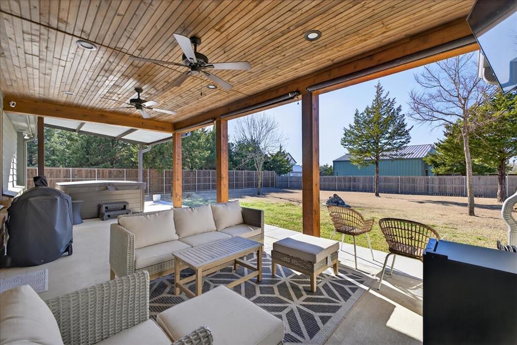 Brandon V Lake Living - Residential