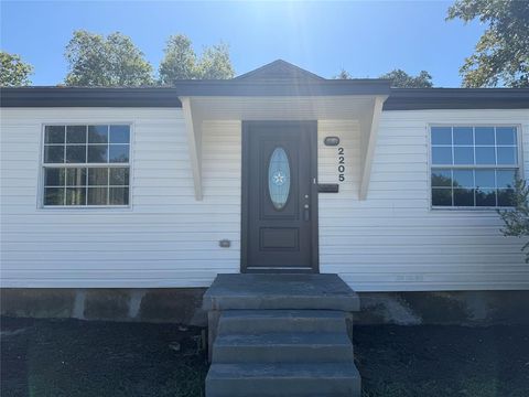 Photo of 2205 Cottonwood Court, Grand Prairie, TX 75050 (MLS # 21094045)
