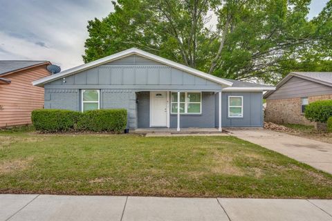 Photo of 1913 San Antonio Street, Grand Prairie, TX 75051 (MLS # 21234409)