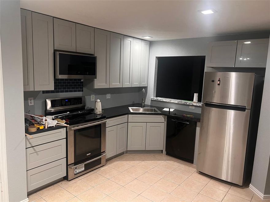 Income-Producing Property in Prime Arlington Location!
This charming, updated home is a perfect opportunity for savvy investors! Situated just 5 minutes from shopping, Kroger, dining, and with easy access to I-20, the location is ideal for convenience and long-term value. Plus, it’s within walking distance to schools, making it even more attractive to tenants. The kitchen was beautifully renovated in 2023, and the interior has been freshly painted, offering a clean and modern feel throughout. No HOA! Currently leased at 2,050 , this property is already cash-flowing! The long-term tenant has been in place for 3 years, loves the home, and would be thrilled to stay. The lease is set to expire on October 20th, giving you the option to either extend or make it your own.
Whether you’re looking to expand your portfolio or secure your first rental, this is a turnkey investment you don’t want to miss!
Information provided is deemed reliable but is not guaranteed and should be independently verified. Buyer or Buyer's Agent to verify measurements, schools, & tax, etc.