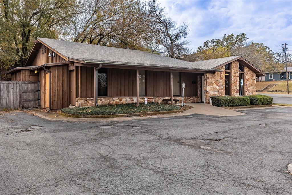 825 N Crockett Street