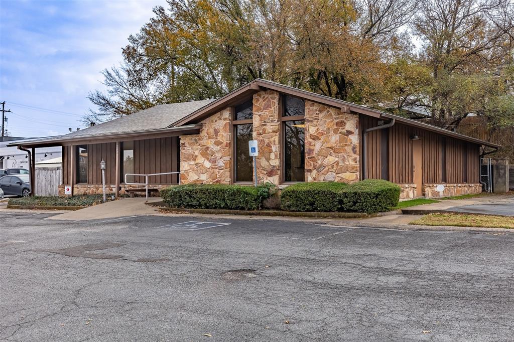 825 N Crockett Street