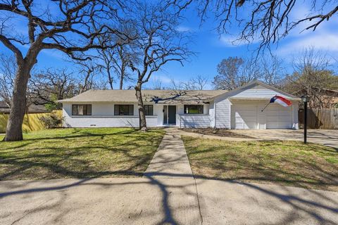Photo of 1720 Woods Drive, Arlington, TX 76010 (MLS # 21197478)
