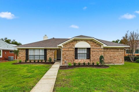Photo of 1534 Autumn Breeze Lane, Lewisville, TX 75077 (MLS # 21122568)