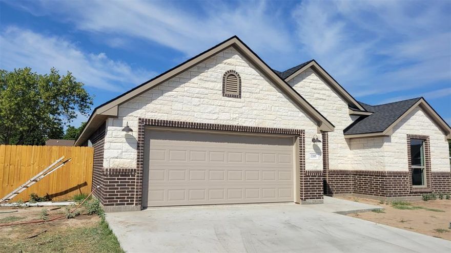 Looking for just the right home in the right neighborhood? This little gem is surely to satisfy its new owners. The split bedroom arrangement will add comfort to your life. There is a large master bedroom with an ensuite bath, and door leading to the backyard patio. There is also a split bedroom arraingment that will add privacy for added comfort. The home has granite throughout. There is a beautiful fireplace situated in the huge living area with an open concept. All stainless steel appliances in the kitchen with beautiful white cabinets, no corners cut on this beauty. There is also a privacy fence with a metal gate door that surrounds the peaceful back yard patio.