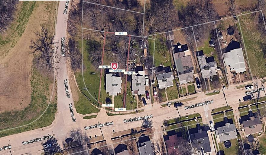 Great multifamily or Condo-Townhome build opportunity within 15mins of Downtown Dallas! Backing to and overlooking Moore Park! Lot is clear and ready for new construction! Utilities available at the street.