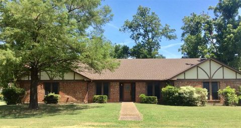 A home in Honey Grove