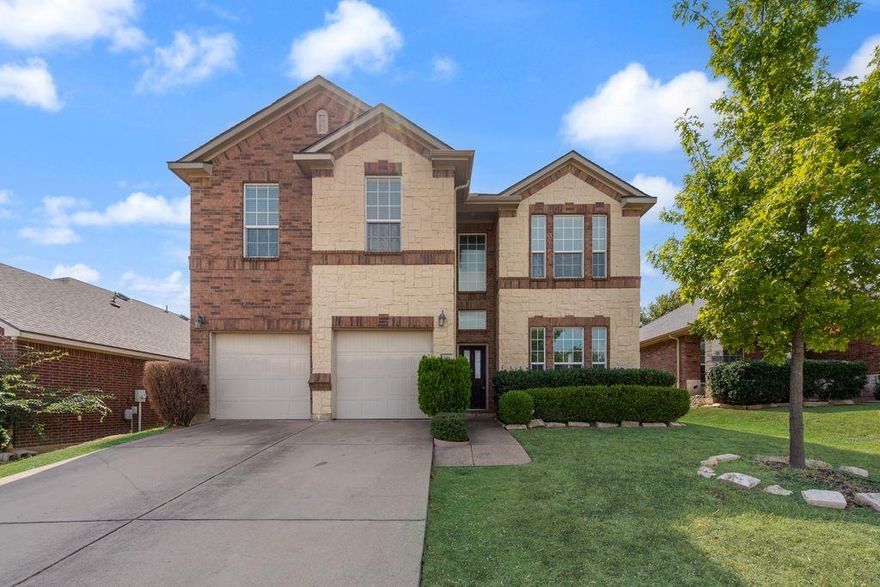 Plenty of square footage under roof in one of the largest homes in the neighborhood. Ready for your personalized touches to make this great house your new home. Excellent location within the neighborhood. Come check it out today. Easy to show even with short notice. Move in ready.