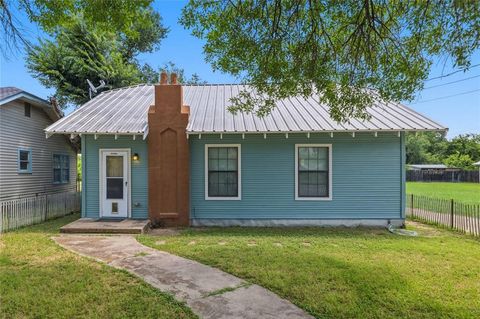 Photo of 1802 6th Street, Brownwood, TX 76801 (MLS # 21309306)