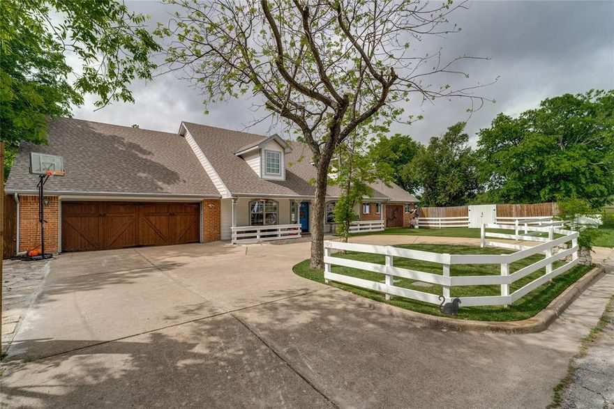 Seller will provide $10,000 credit at close for rate buydown at $579,000. Wake up, sip coffee, do yoga on screen porch overlooking horses, deer and wildlife. 8-minute drive to downtown. Country living in the city, last home on street backed up to nature! This 2,741 SF country escape has been entirely remodeled from the studs up. Roof replaced (2022), original insulation removed & replaced w whole home R38 (2024). Chef's dream kitchen w double sinks, disposals, oversized island, black vein quartz counters, 36 inch gas cooktop, Reverse Osmosis water filter(2024 & 2025). Extensive custom tile work throughout. Heavy duty insulated wooden garage door (2025), gutter system w guards (2024), dual sliding glass doors out to 200 SF screened porch (2025), extensive sprinkler system w smart controller (2025), added 380 SF game room through garage w central air & supplemental split unit (2023 & 2024) (not included in SF). Fully customized bathrooms w 10-head luxury shower system & oversized tub in master (2024 & 2025), electrical panel and GFCI's replaced, 220 plug added in garage for e-charging (2023 & 2024), entire HVAC system replaced w 5-ton TRANE (Dec, 2024). 10' ceilings, skylights, LVP, SCP and tile flooring, long hallways, open layout, second story has unfinished 600 SF workshop & storage space, master bath encased with 1 inch plywood (Storm shelter).

The horses of Camp Carter's Equestrian Center will eat apples gently from your hands, riding lessons available. Less than one mile to the River District. Over 3,000 SF living space, w excessive room to expand. Wall lattice, bamboo, ivy, pecan trees, crate myrtles galore.