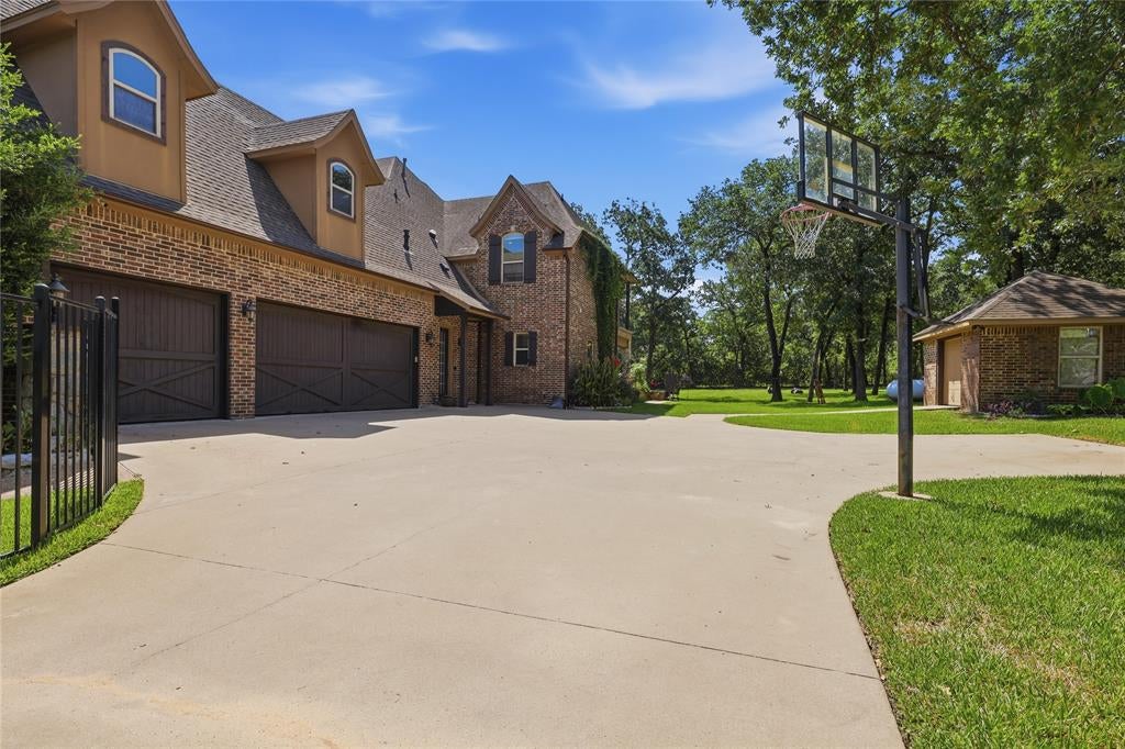 8220 Plum Creek Trail