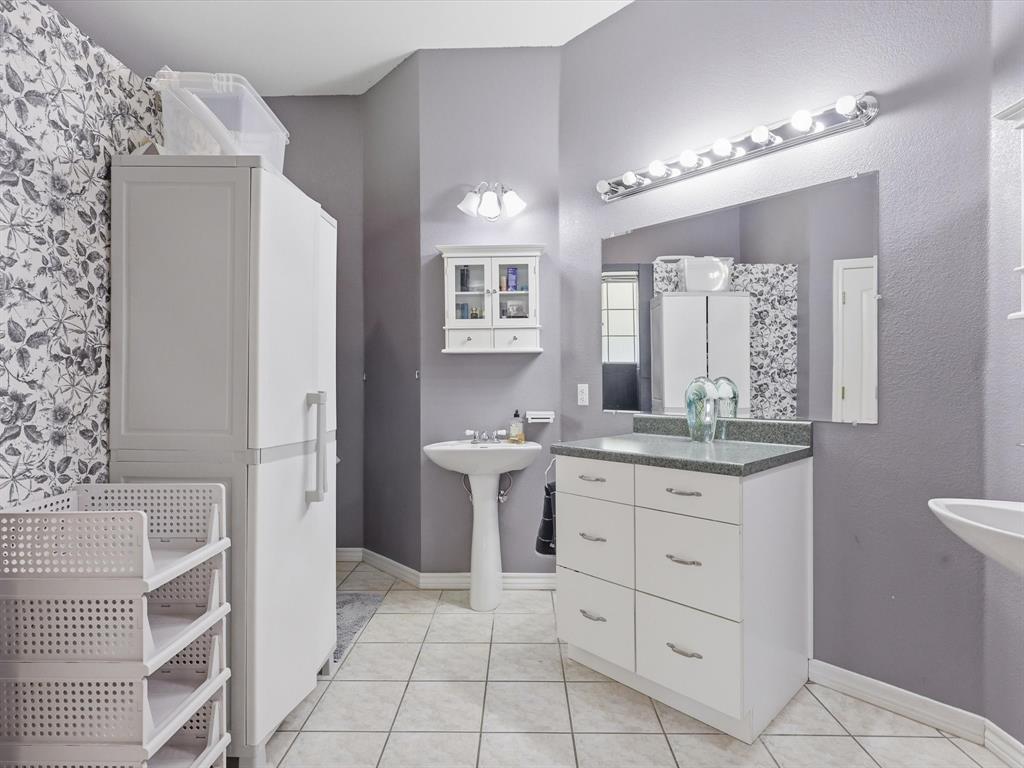 SHORT ROBT T TRL: - Residential