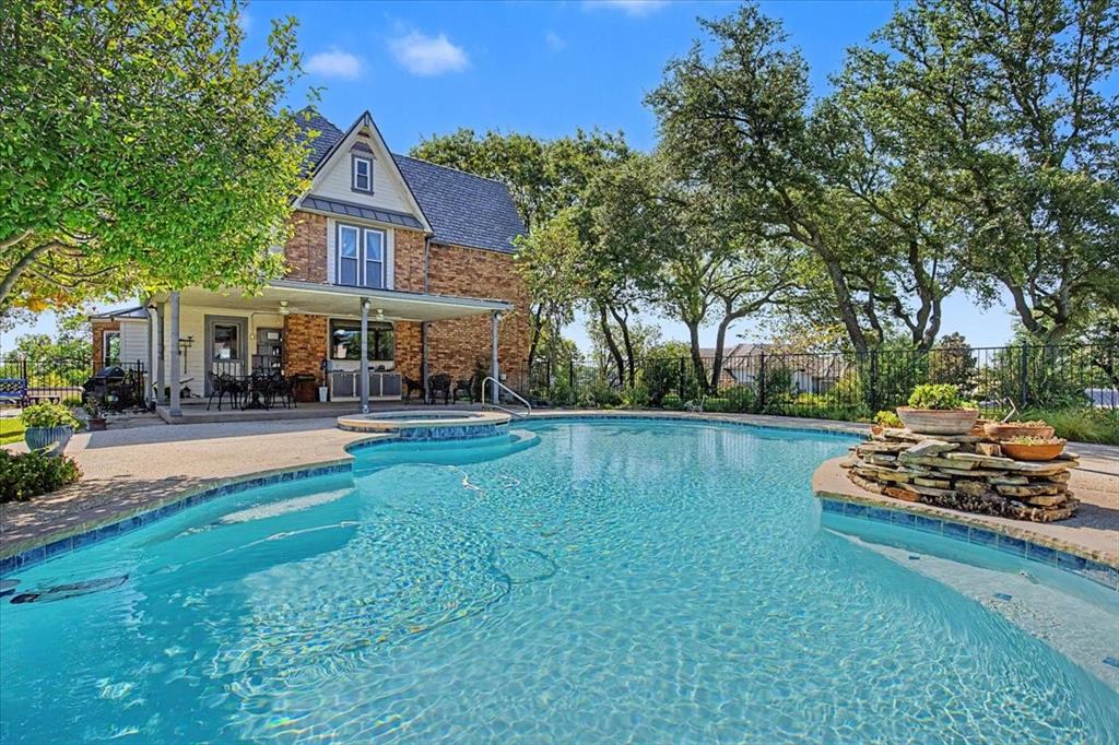 8941 Crest Wood Drive