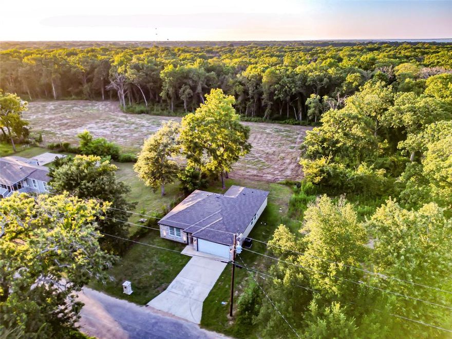 Discover this brand-new 2024 home near the lake   never lived in! Enjoy peaceful water views or bring your boat and spend your days just minutes from the water. Nestled in a quiet and serene neighborhood, this home offers the perfect blend of comfort and convenience.
. Open concept 
. Pre-wired for full security camera system
. Refrigerator and stove included
. Wooden fence to be installed for added privacy
Perfect for weekend getaways or everyday lake living.


Casa Nueva  A solo minutos del lago lleva tu lancha o disfruta de la tranquilidad. Zona muy tranquila y cerca de restaurantes locales.

. Diseño moderno pisos de porcelana en los  baños y laundry
 . Preinstalación para sistema de cámaras de seguridad
 . Incluye refrigerador y estufa
 . Se instalará cerca de madera para mayor privacidad

Ideal para escapadas o vivir en conexión con la naturaleza. LLAMAME PARA MAS INFORMACION CON GUSTO PUEDO MOSTRARTE LA CASA Y EXPLICARTE EL PROCESO  ESTA CASA CALIFICA PARA PROGRAMAS DE PRIMEROS COMPRADORES