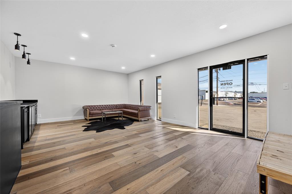 ROYAL LANE HEIGHTS - Commercial Sale