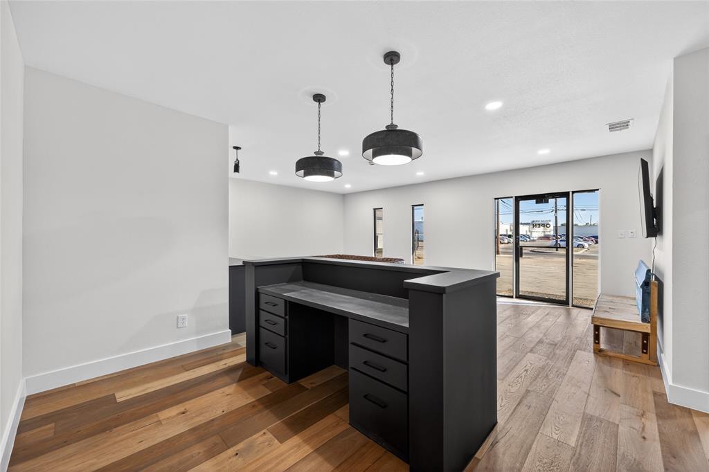 ROYAL LANE HEIGHTS - Commercial Sale