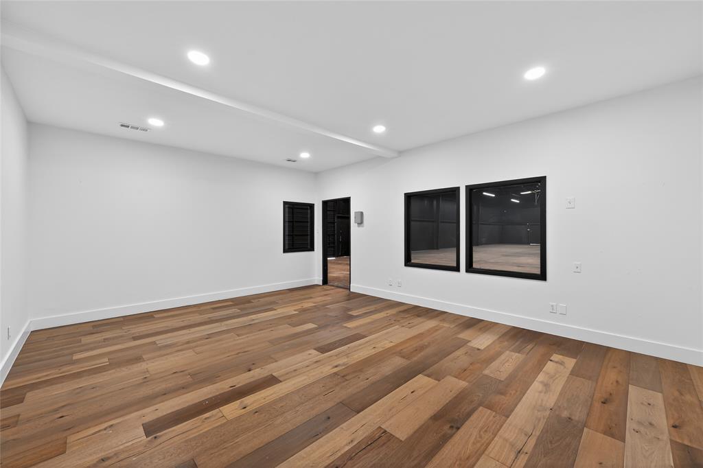 ROYAL LANE HEIGHTS - Commercial Sale