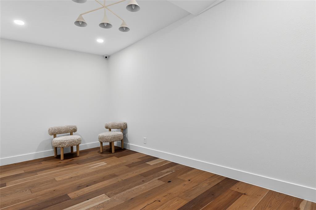 ROYAL LANE HEIGHTS - Commercial Sale