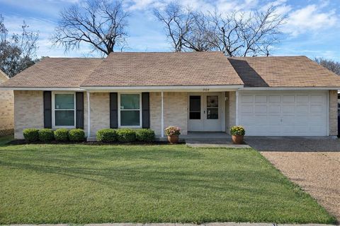 Photo of 909 Ravencroft Drive, Garland, TX 75043 (MLS # 21193910)