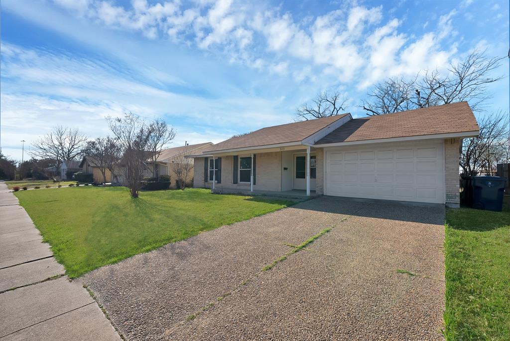 909 Ravencroft Drive