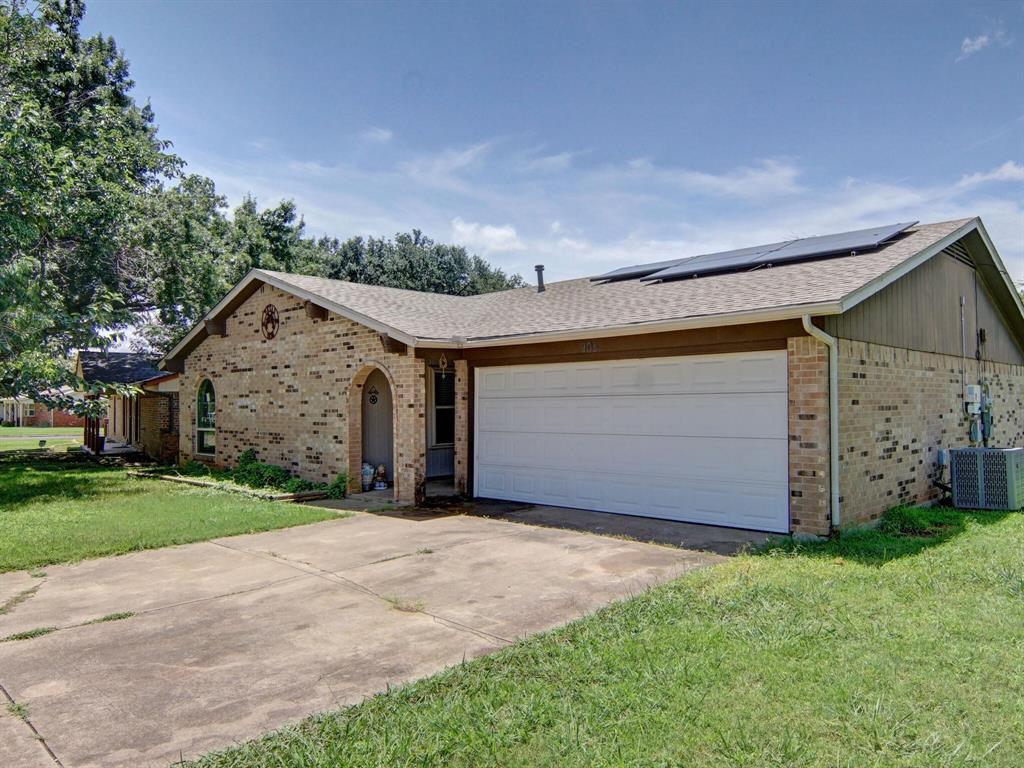 905 Redbud Street
