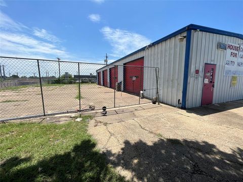 522 W Walnut Circle Garland TX 75040