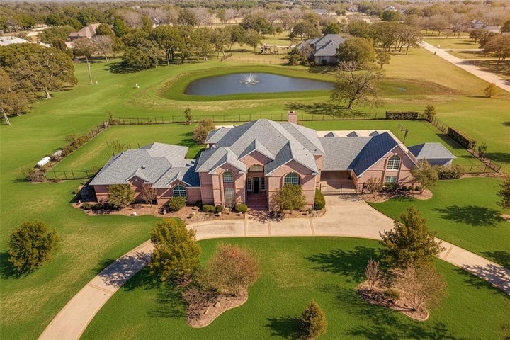 Photo 1 of 40 — 6035 Oak Hollow Drive, Burleson, TX 76028