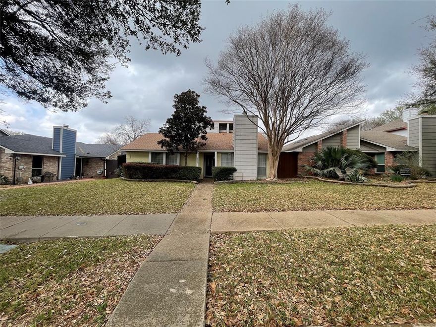 Great location in Oak Cliff which is a historic distinct neighborhood and community located within the city of Dallas. Renovated home included stunning new baths 2022, new roof 2024 and new AC unit 2024.  High ceilings wonderful flow light and bright open floor plan near Bishop Arts District. 
Sale as is.