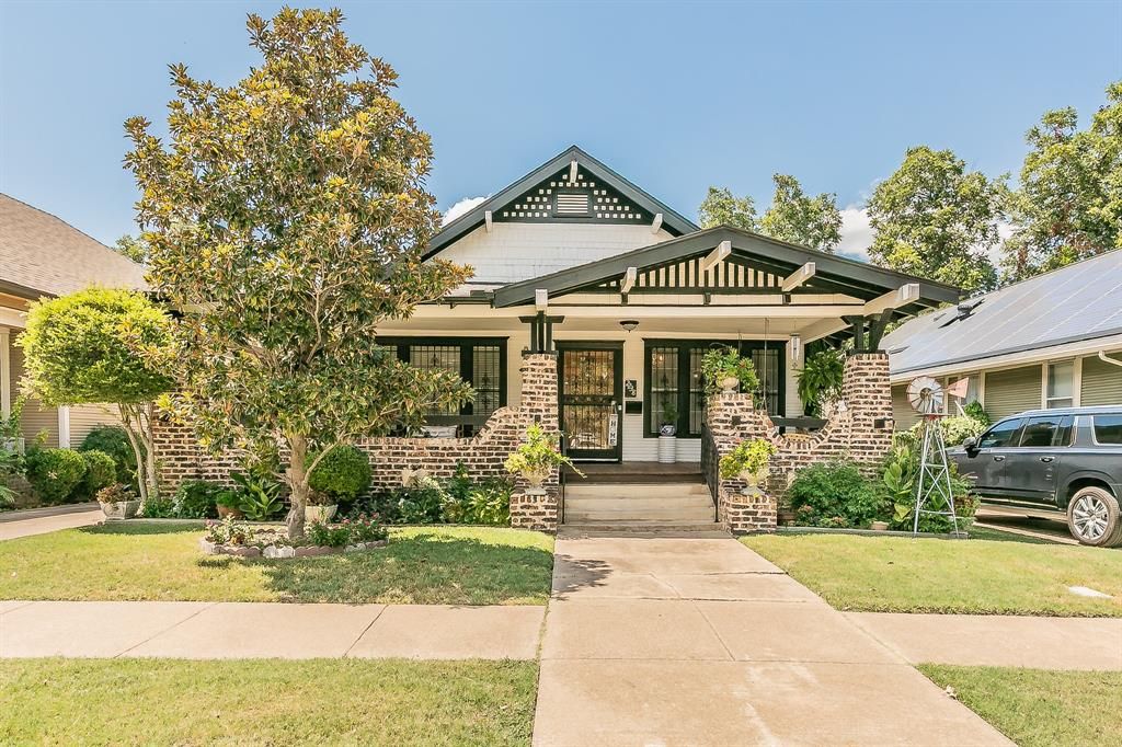 Photo of 2238 College Avenue, Fort Worth, TX 76110 (MLS # 21257951)
