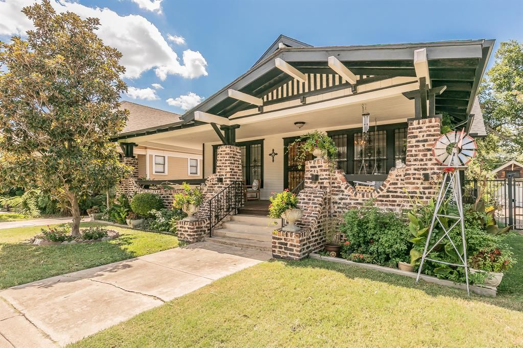 Photo of 2238 College Avenue, Fort Worth, TX 76110 (MLS # 21257951)