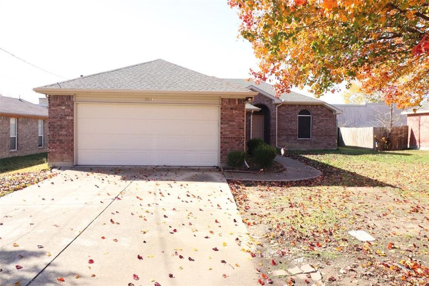 Beautiful single-family open floor plan with no carpet. Solid hardwood floor in all bedrooms and ceramic tile in kitchen, and living room. Large back yard with great size patio cover. Easy access right on the corner of State Highway 78 and Salmon St.