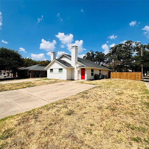 Photo of 1701 Justin Lyn Street, Arlington, TX 76012 (MLS # 21391241)