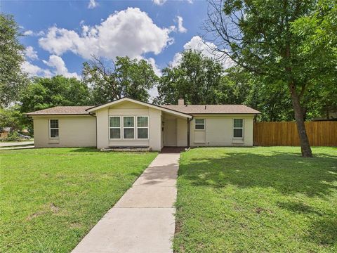Photo of 5601 Oak Grove Road W, Fort Worth, TX 76134 (MLS # 21214935)