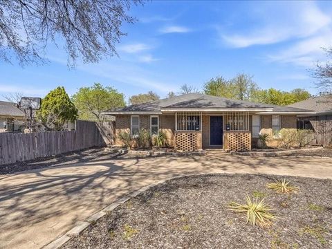 Photo of 2531 W 12th Street, Dallas, TX 75211 (MLS # 21225653)