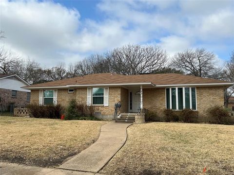 Photo of 813 Misty Glen Drive, DeSoto, TX 75115 (MLS # 21197175)