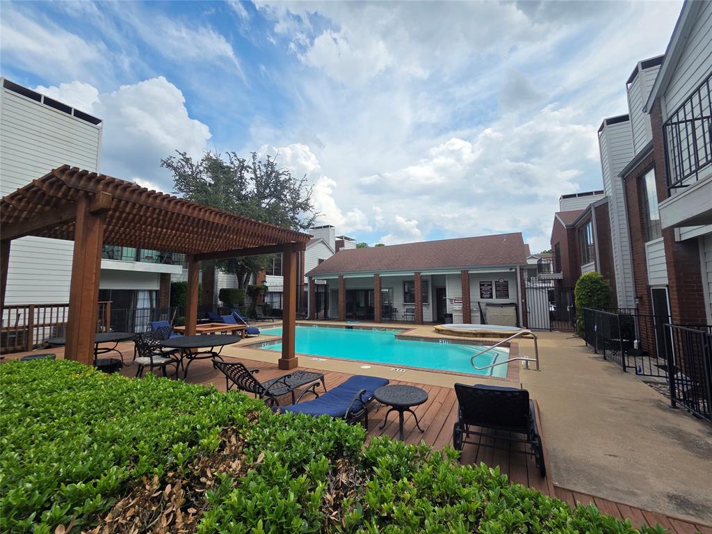 Boardwalk On The Pkwy Condos - Residential