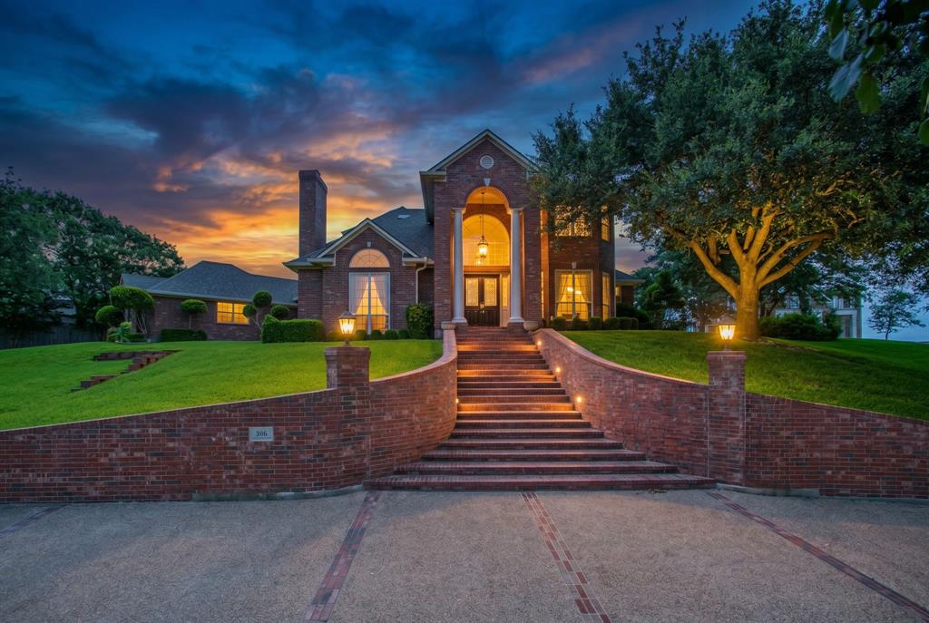 806 Forest Oaks Circle